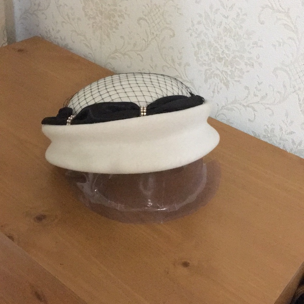 Wool hat with bow and stone decoration - Picture 4 of 6